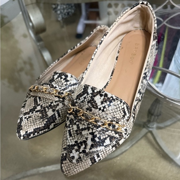 BAMBOO Women's Snakeskin Pattern Flats with Gold Chainlink Detail - Picture 1 of 4